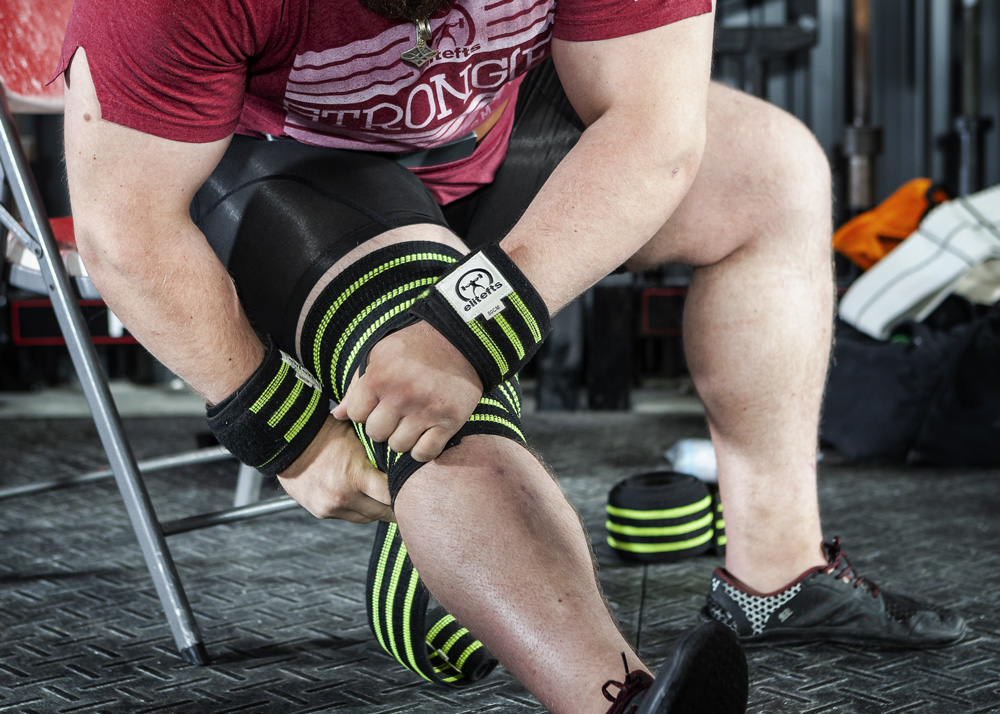 lifter using knee wraps