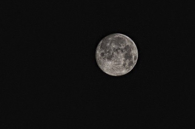 moon-416973_640