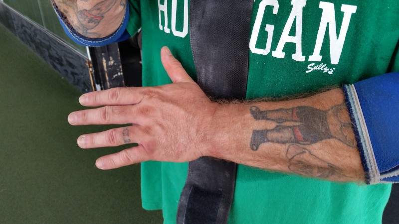 How to Wrap Your Wrists Properly for Bigger Lifts