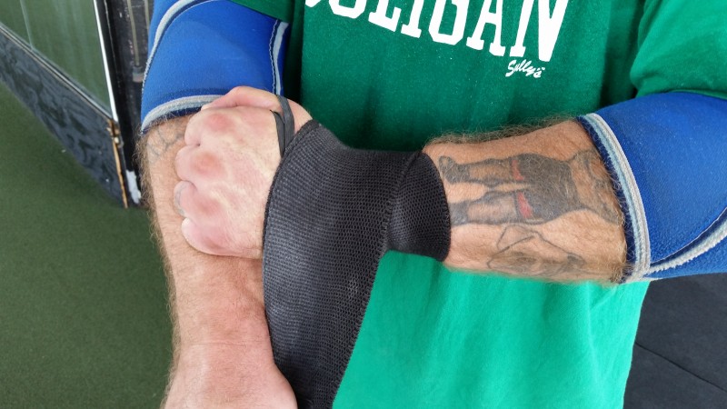 How to Wrap Your Wrists Properly for Bigger Lifts