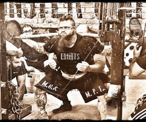 RAW Squat And Deadlift Training With Chains [HD TRAINING FOOTAGE INCLUDED]