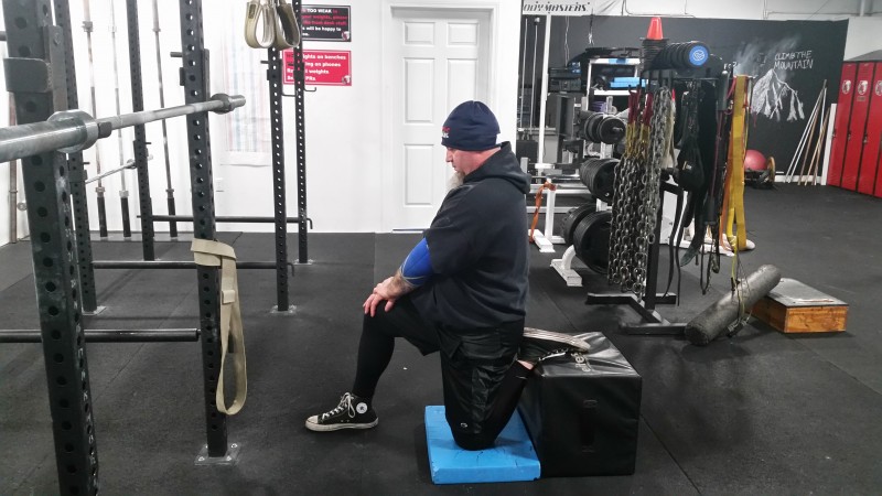 Place your knee on a pad and elevate your foot on a bench or a box. Put the other one in front as if you were doing a lunge. Squeeze the glute of the knee that is on the floor and keep your torso erect. I said erect.