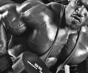 WATCH: Dumbbell Rows vs Barbell Rows for Back Development