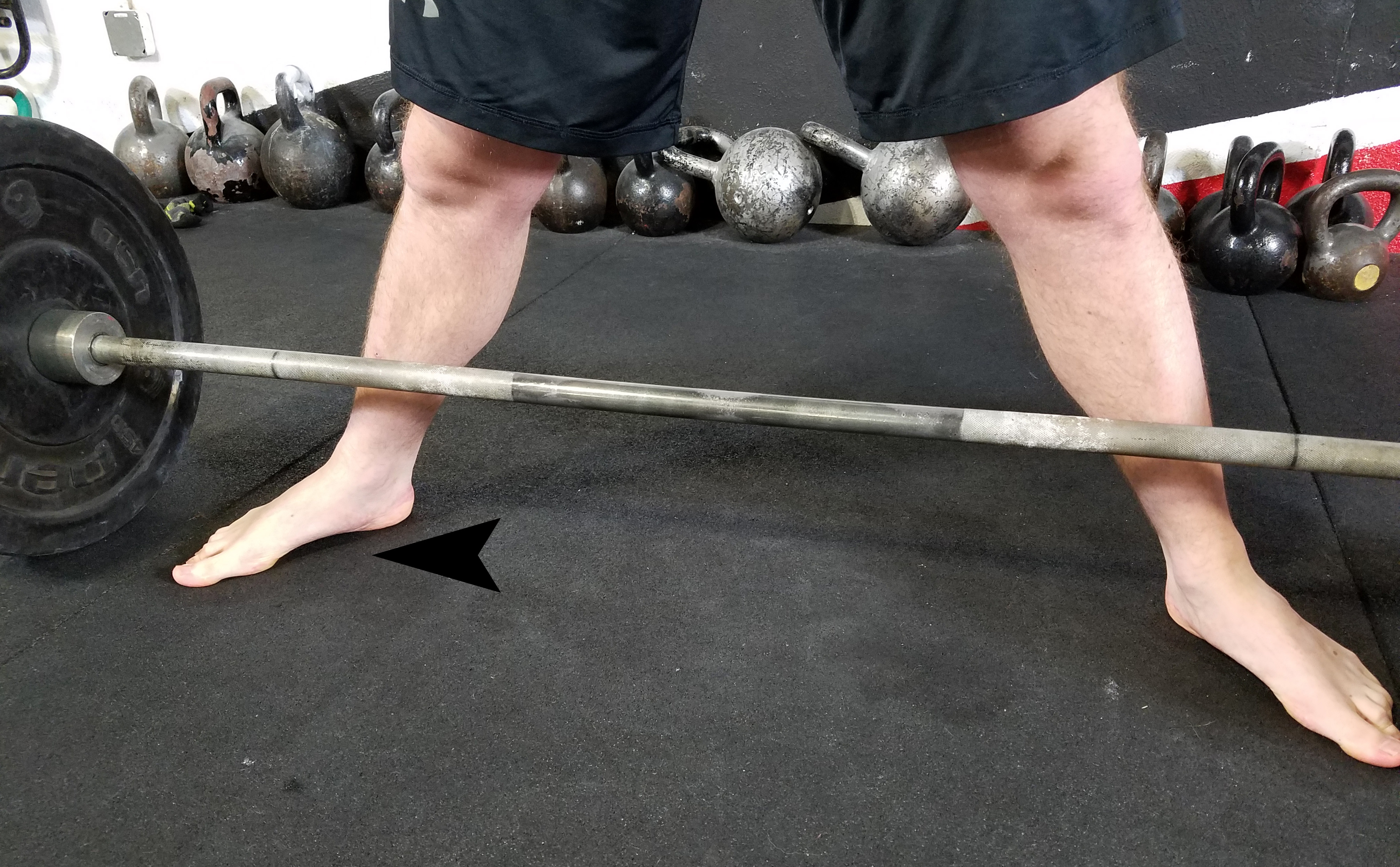 The Sumo Deadlift High Pull  The sumo deadlift high pull builds on the  deadlift but uses a wider stance and a narrower grip. The sumo deadlift  high pull also adds velocity