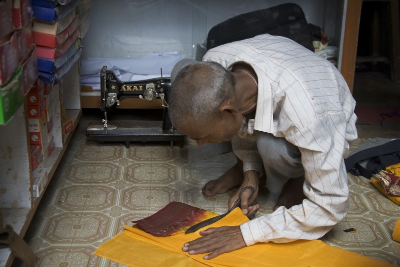 Tailor working with his old sewing machine, Varanasi Benares Ind