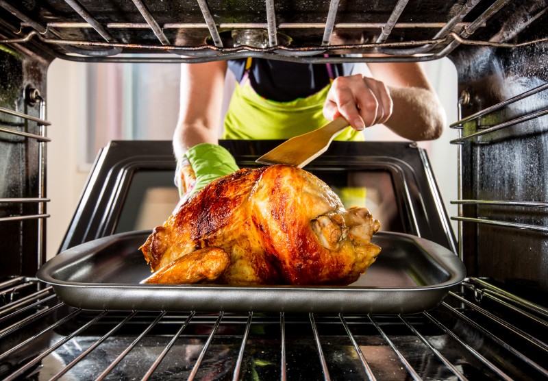 Cooking chicken in the oven at home.