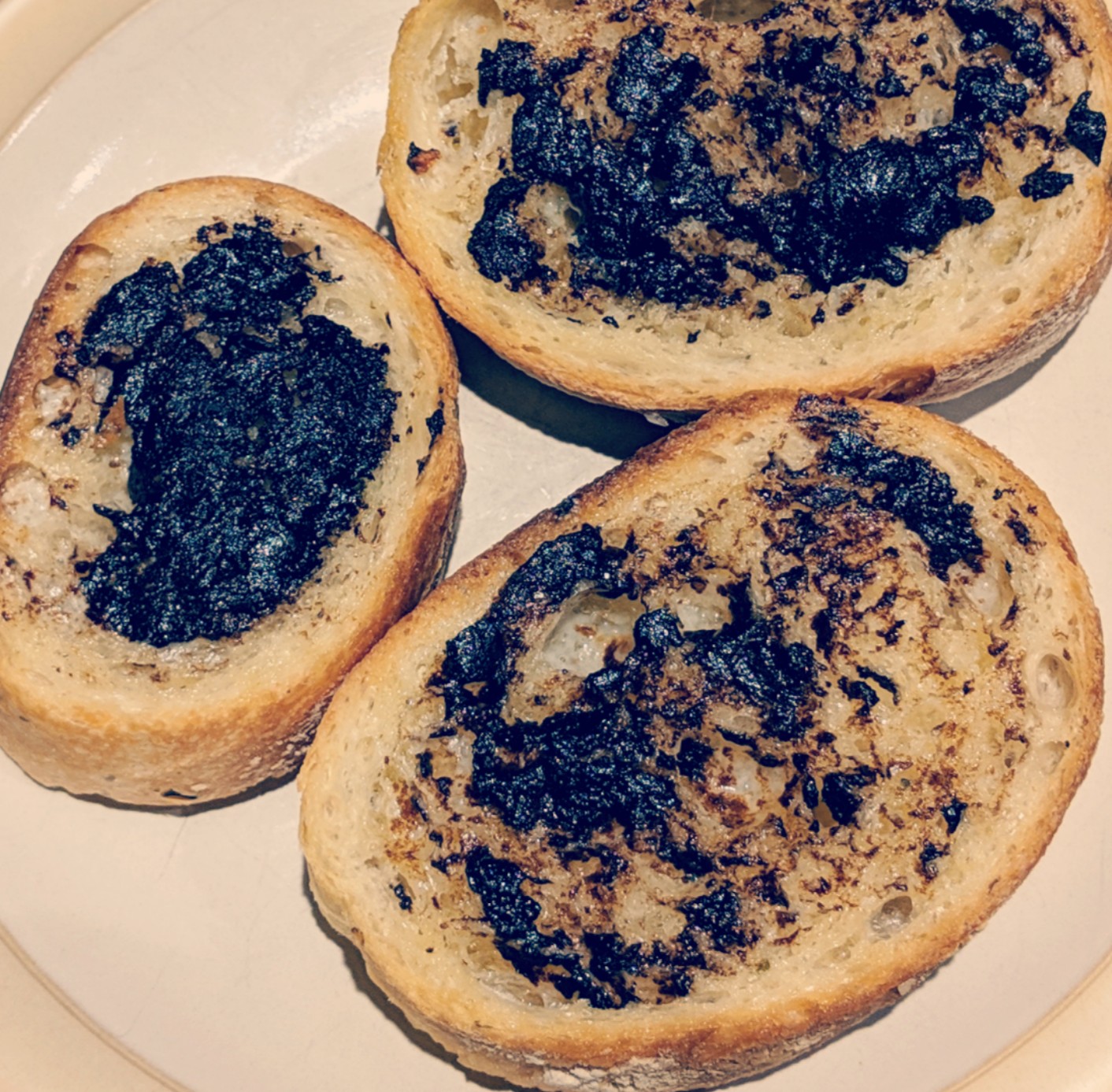 Black garlic bread