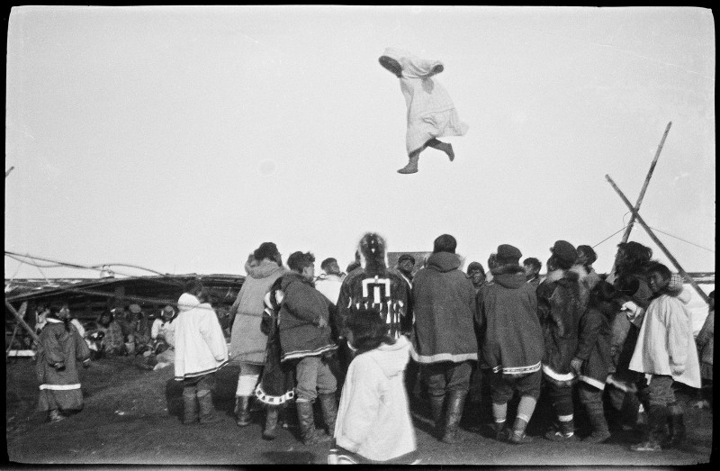 1920px-Inuitene_morer_seg_med_såkalt_skinndans,_1922-1923_(12114498483)