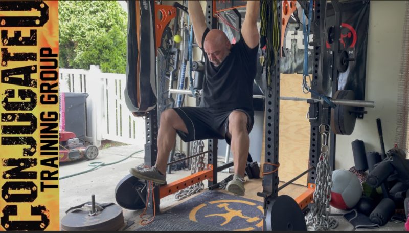 HANGING KNEE RAISE WITH ABDUCTION